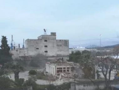 Σε εξέλιξη γιγαντιαία επιχείρηση της EΛ.ΑΣ για κατεδάφιση κτιρίων της κατάληψης «Τερμίτα» στον Βόλο